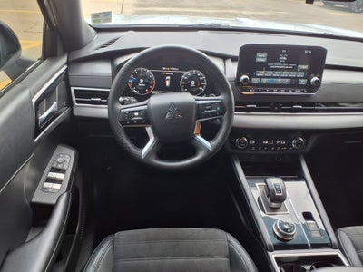 2023 Mitsubishi Outlander SE
