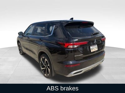 2023 Mitsubishi Outlander SE