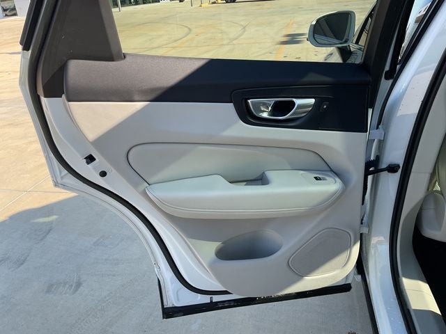 2023 Volvo XC60 B5 Ultimate Bright Theme