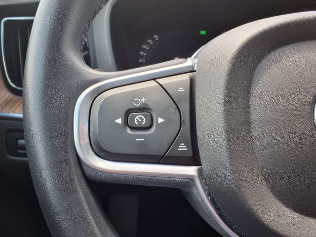 2022 Volvo XC60 B5 Momentum