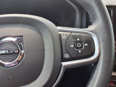2022 Volvo XC60 B5 Momentum