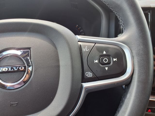 2022 Volvo XC60 B5 Momentum