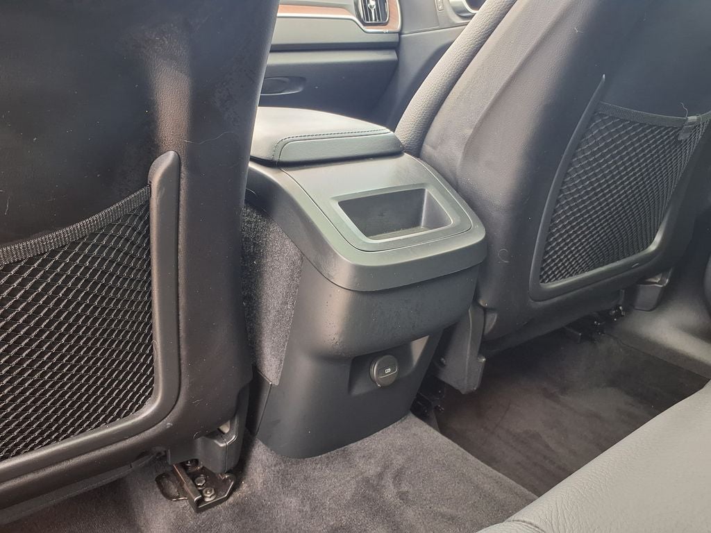 2023 Volvo XC60 B5 Plus Dark Theme
