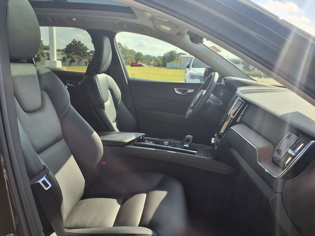 2024 Volvo XC60 B5 Plus Dark Theme