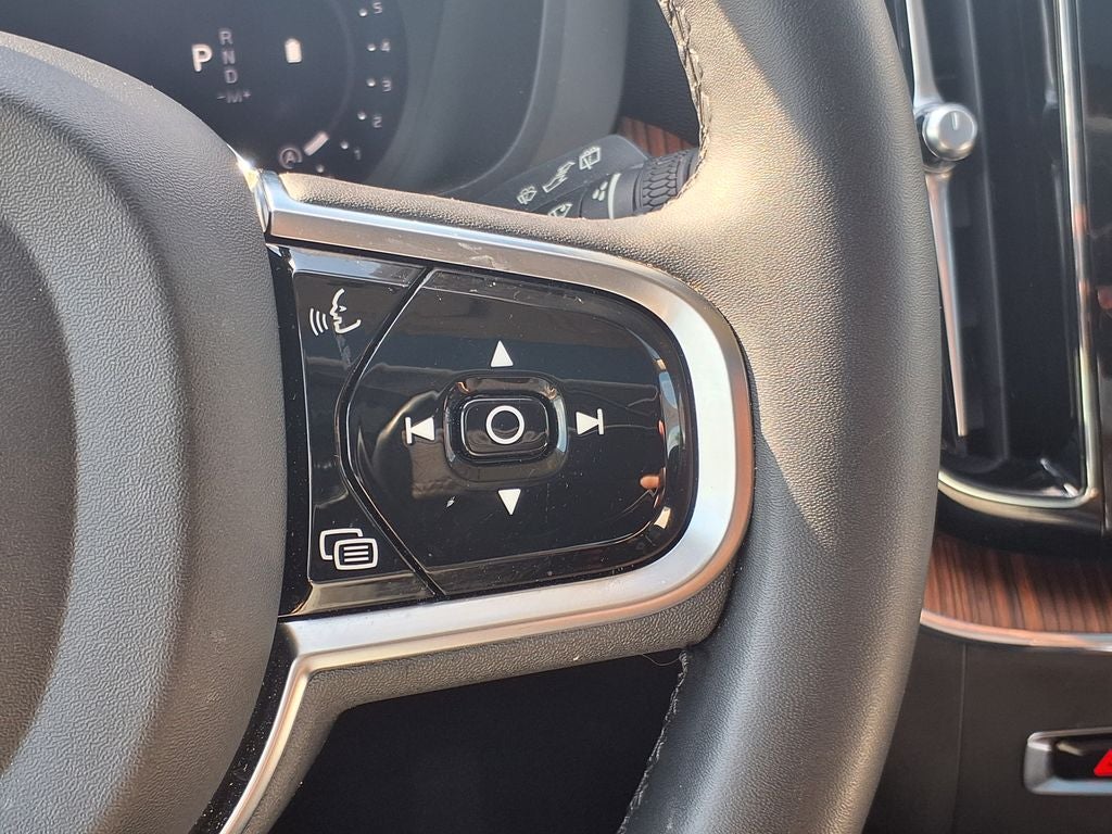 2024 Volvo XC60 B5 Plus Dark Theme