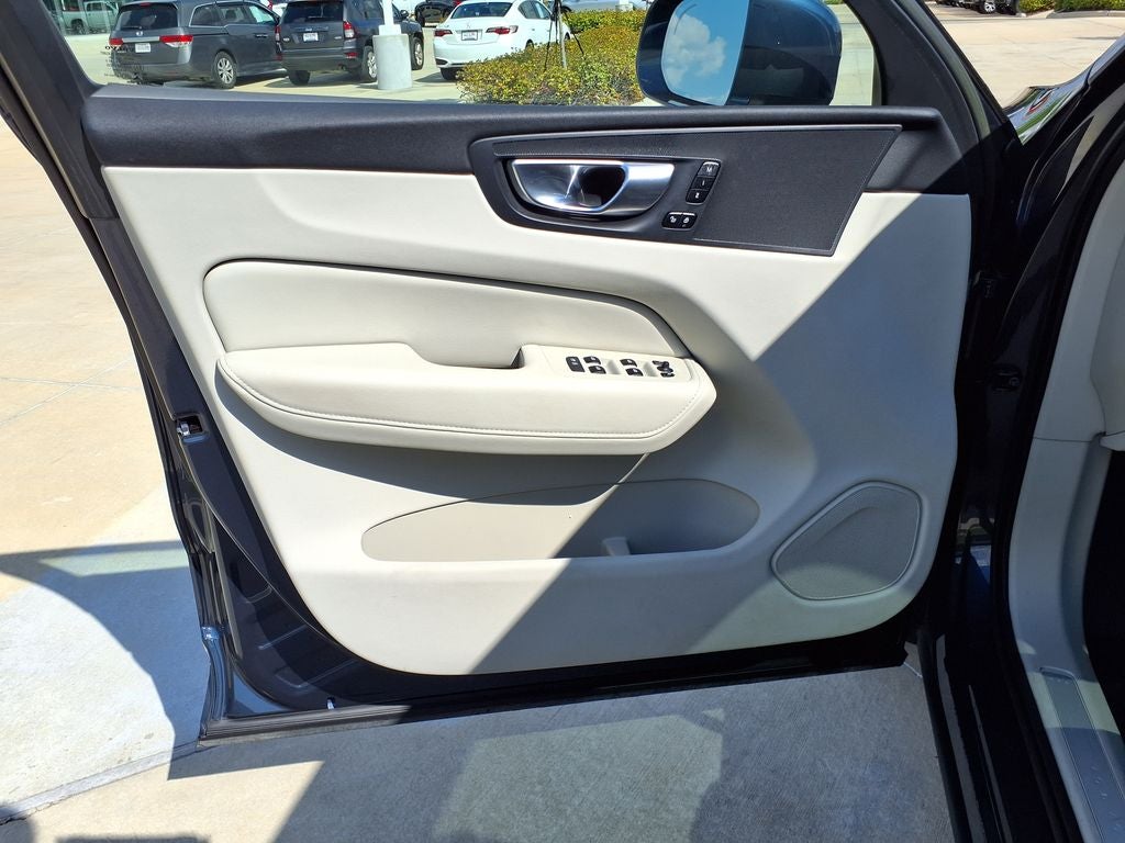 2023 Volvo XC60 B5 Plus Bright Theme