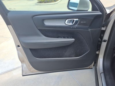 2023 Volvo XC40 B5 Plus Bright Theme