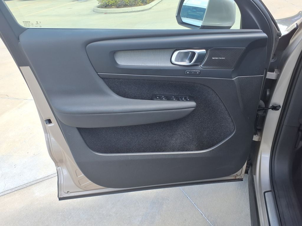 2023 Volvo XC40 B5 Plus Bright Theme