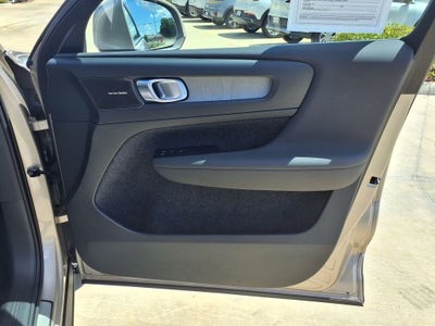 2023 Volvo XC40 B5 Plus Bright Theme