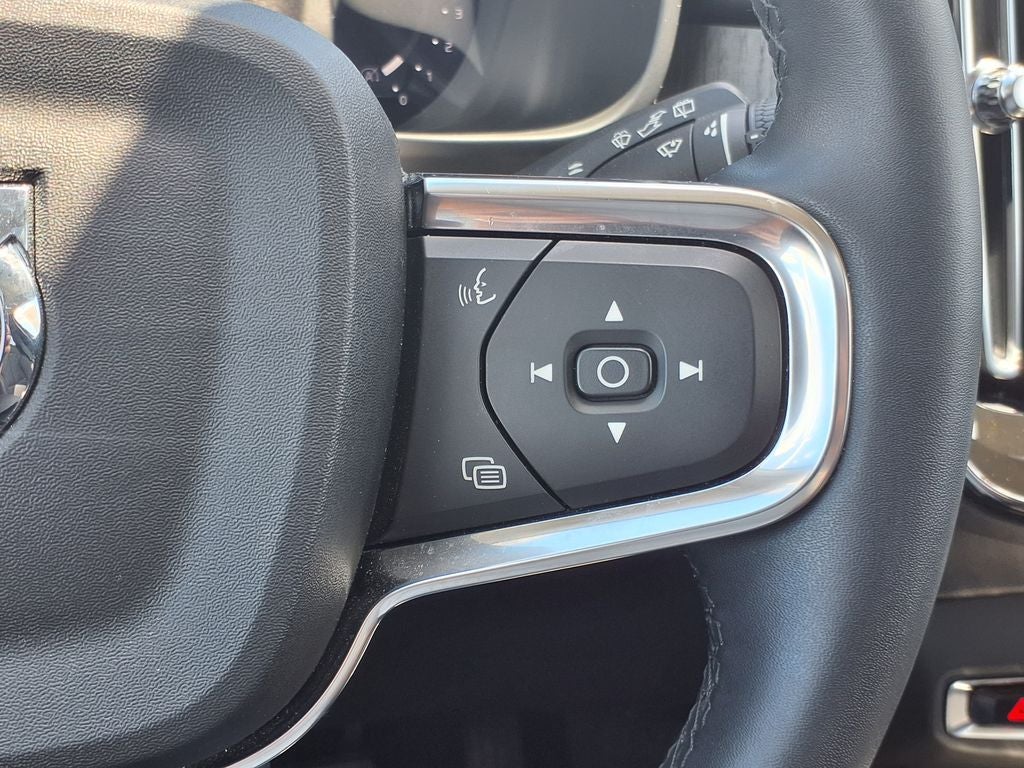 2023 Volvo XC40 B5 Plus Bright Theme
