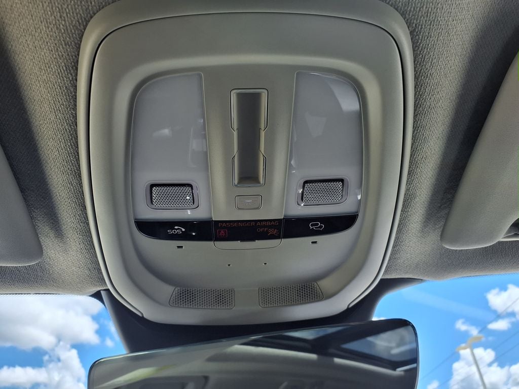 2023 Volvo XC40 B5 Plus Bright Theme