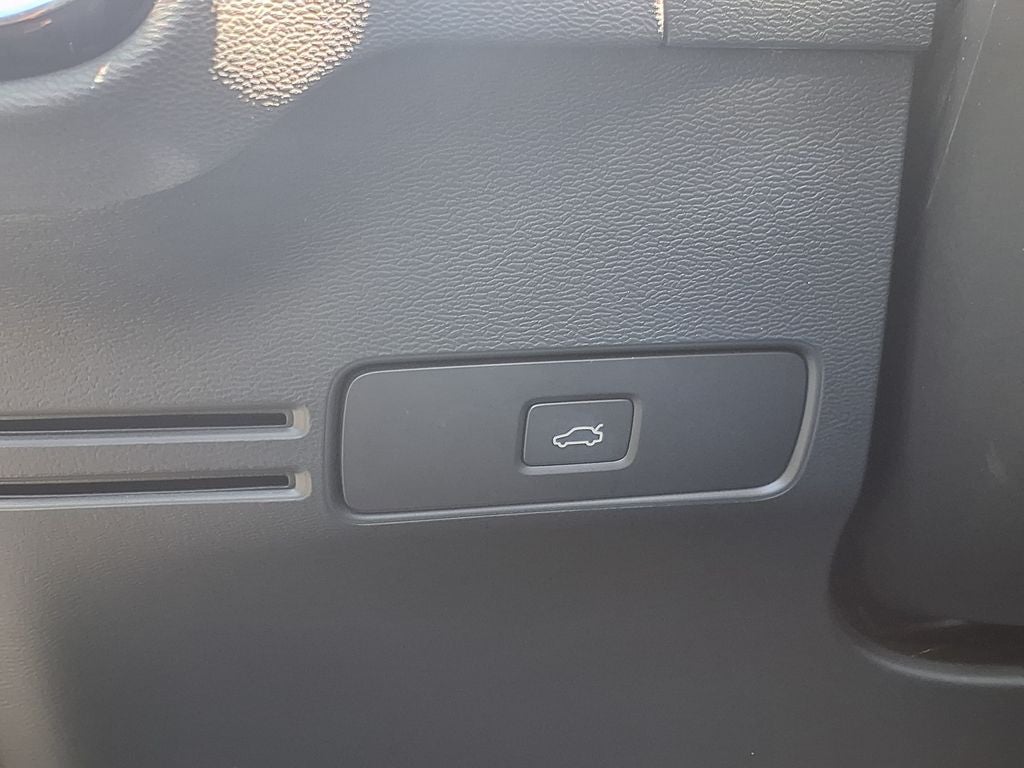 2023 Volvo XC40 B5 Plus Bright Theme