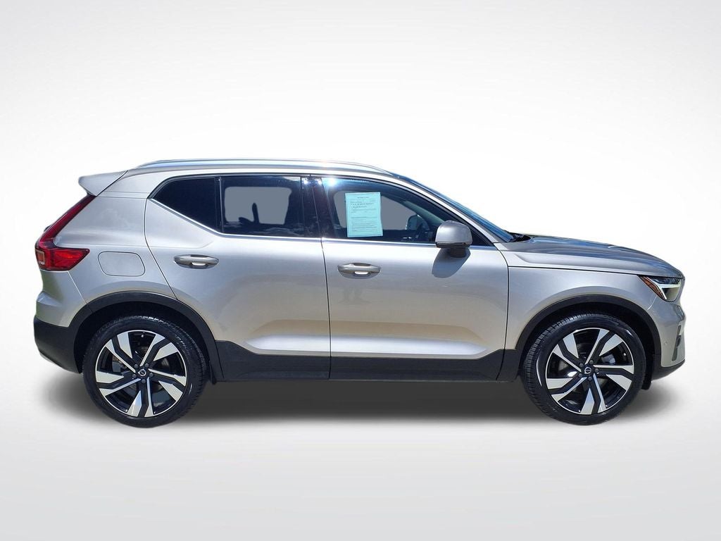 2023 Volvo XC40 B5 Plus Bright Theme