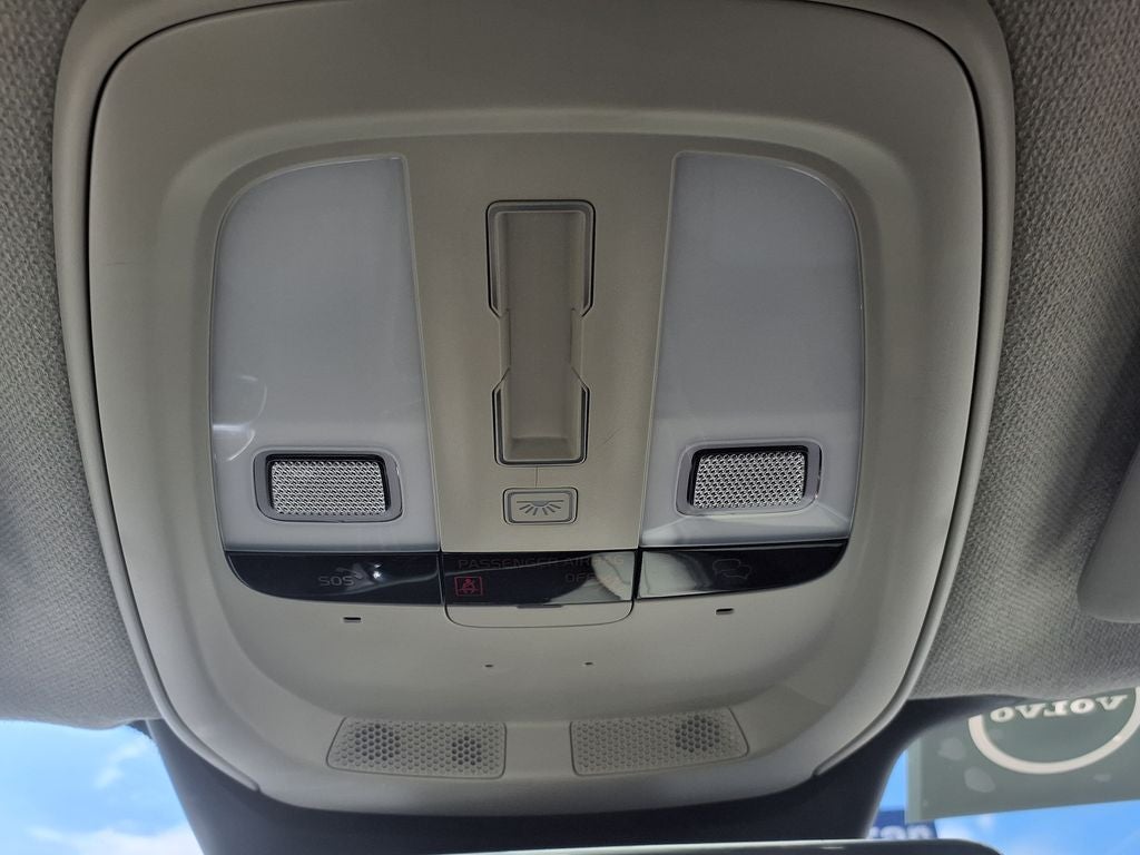 2023 Volvo XC40 B5 Plus Bright Theme